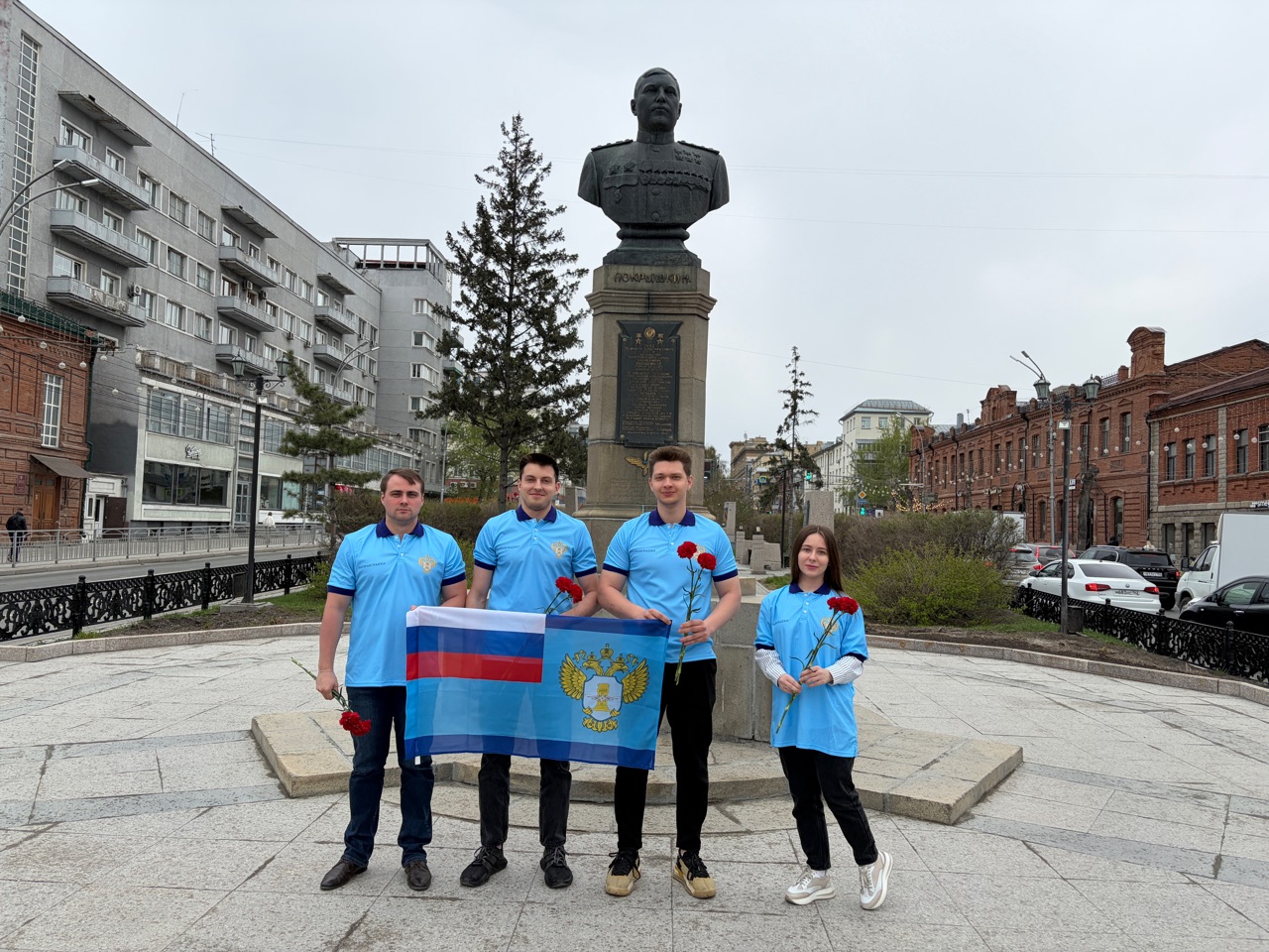 Возложение цветов к памятнику А. И. Покрышкина